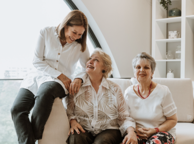 Senior living en Colombia: qué es y por qué no es un ancianato